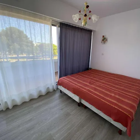 Appartement Climatise 3 Pieces Avec Parking A Port Camargue - Fr-1-250-83 *